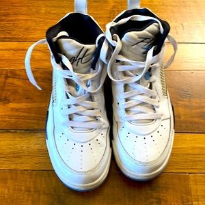 Men’s 7.5 Nike Retro style Air Jordan’s.